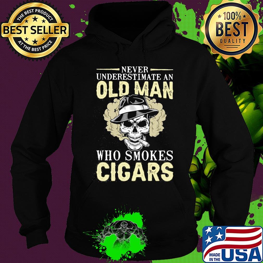 Never underestimate an old man who smokes Cicars skull s Hoodie Never underestimate an old man who smokes Cicars skull s Hoodie