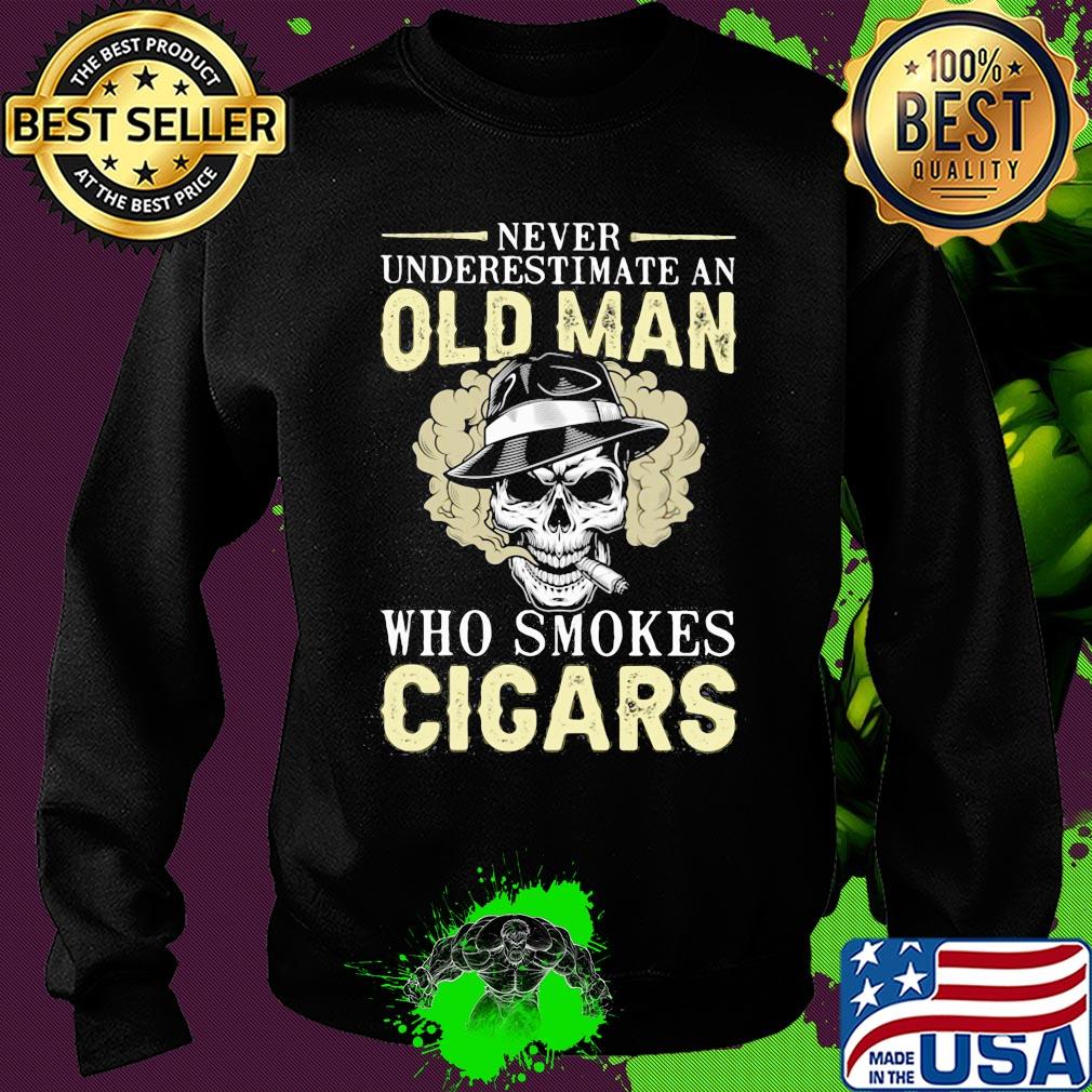Never underestimate an old man who smokes Cicars skull s Sweater Never underestimate an old man who smokes Cicars skull s Sweater