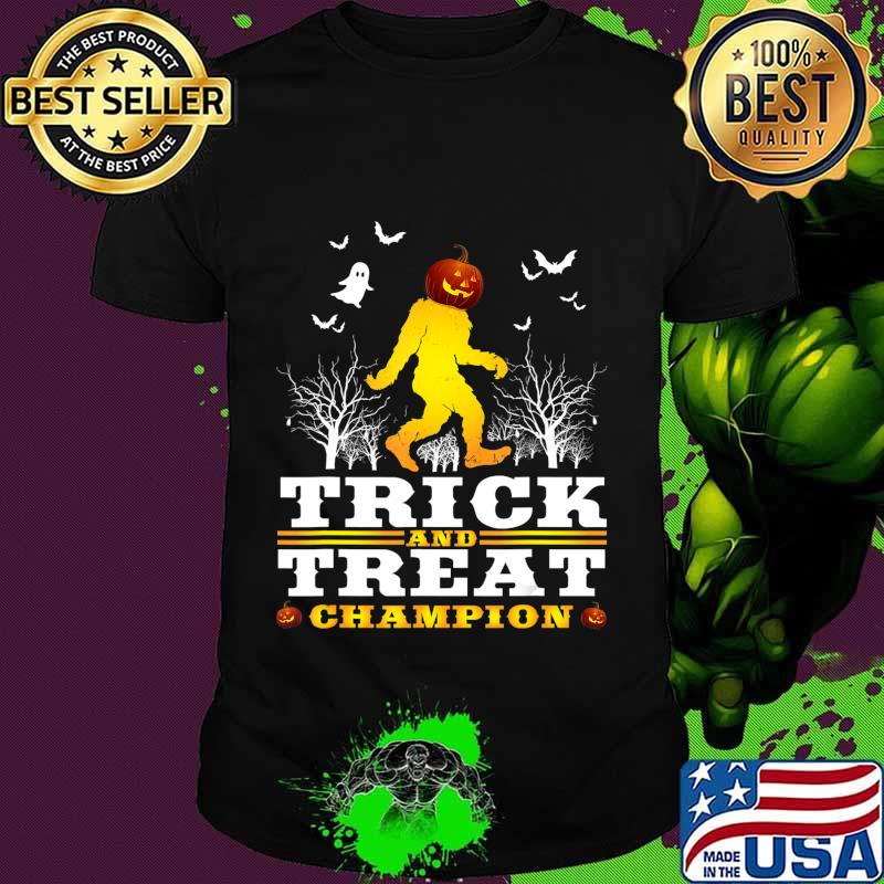 Funny Halloween Bigfoot With Pumpkin Costume T-Shirt