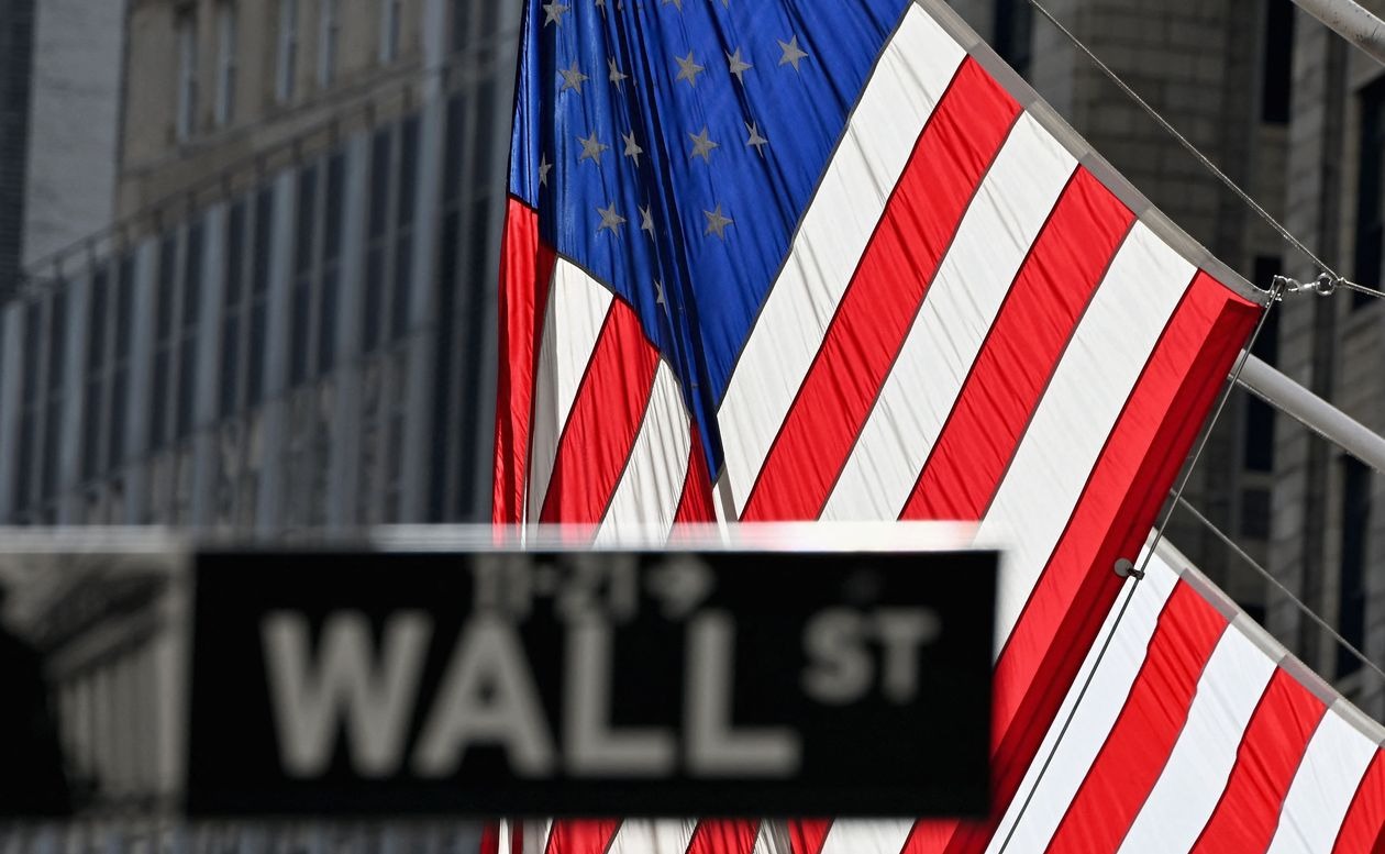 Dow books modest loss after touching record, Nasdaq Composite and small-cap Russell 2000 end higher