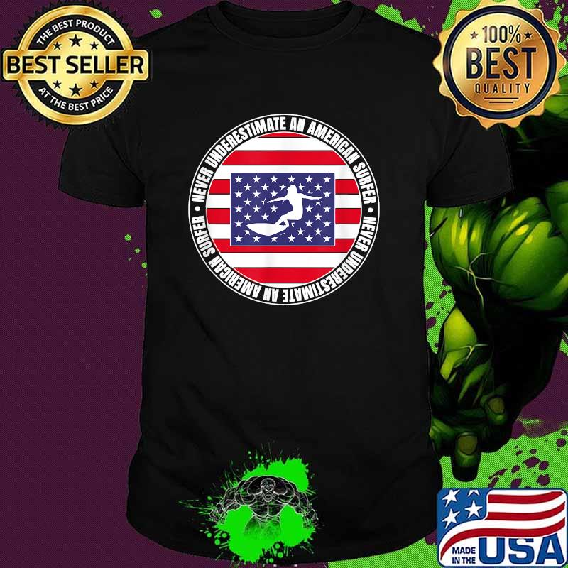 Never underestimate an american surfer American Flag Surfing Beach T-Shirt