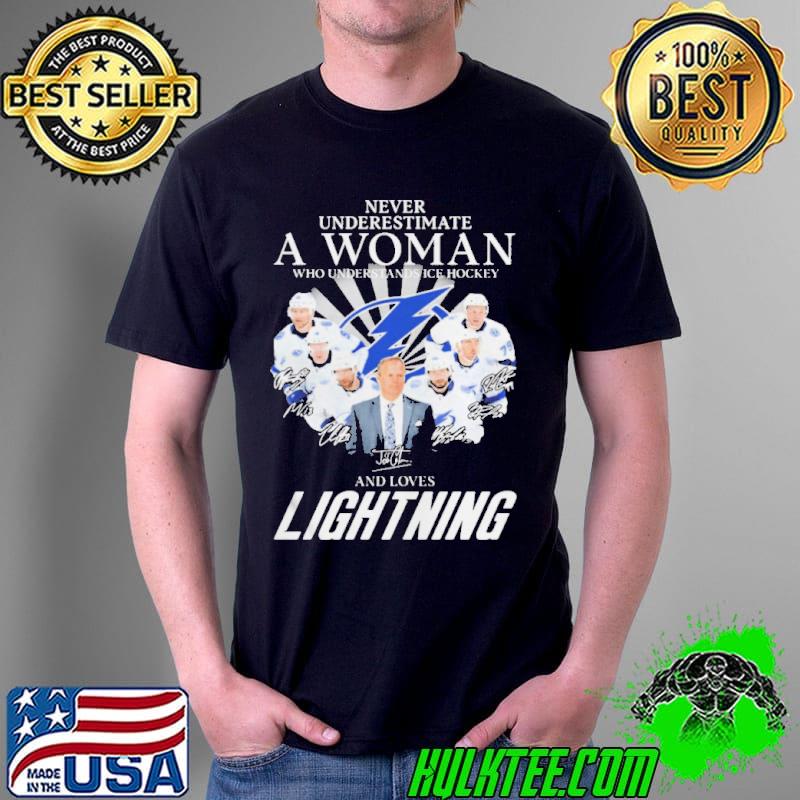 Never underestimate a woman and loves lightning hockey team 2022 signatures shirt