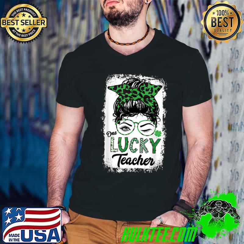Bleached One Lucky Teacher Leopard Messy Bun St Patricks Day T-Shirt