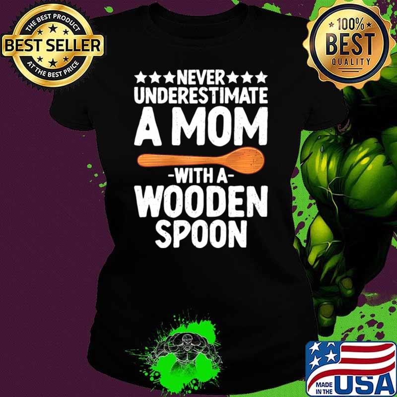 Awesome never Underestimate A Mom Spoon Survivor Mom With A Wooden Spoon T-Shirt