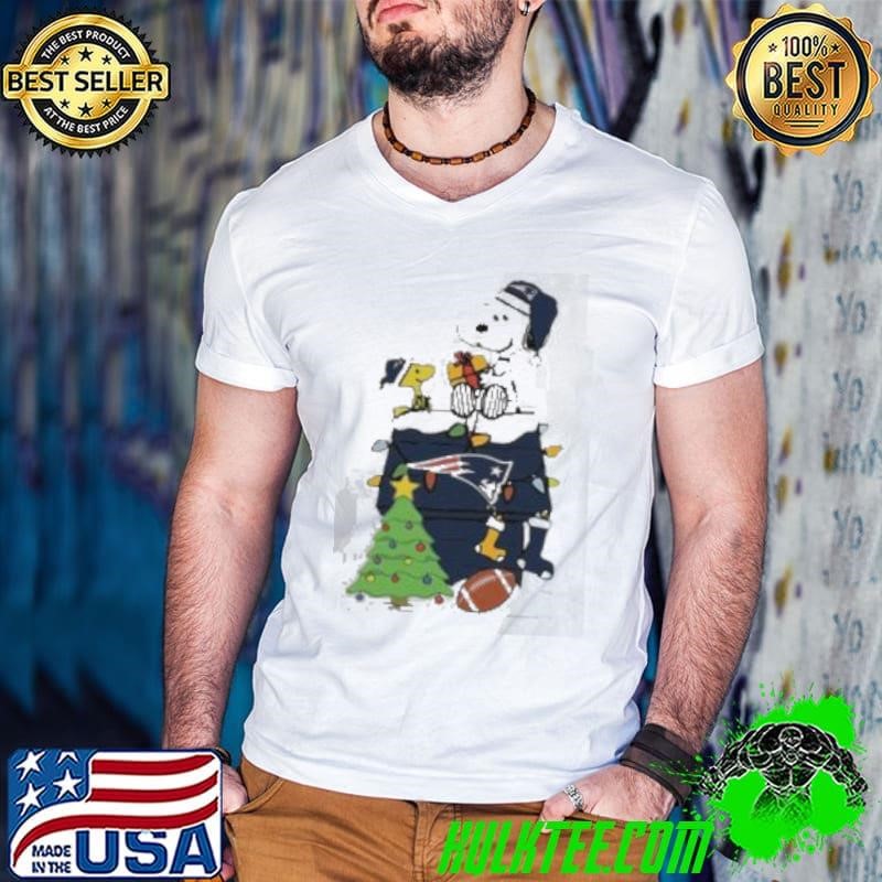 Snoopy And Woodstock Gift New England Patriots Football Merry Christmas 2024 Guys V Neck