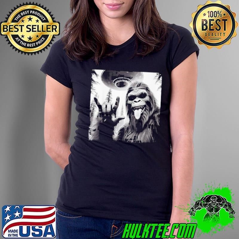 Funny Sasquatch Bigfoot Rock On Selfie With Ufo Alien Shirt